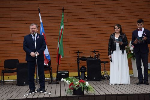 Глава Нурлатского района Дамир Ишкинеев вручил паспорта юным горожанам
