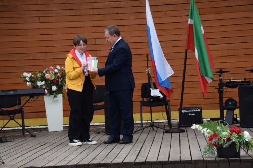 Глава Нурлатского района Дамир Ишкинеев вручил паспорта юным горожанам