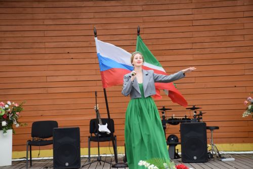 Глава Нурлатского района Дамир Ишкинеев вручил паспорта юным горожанам