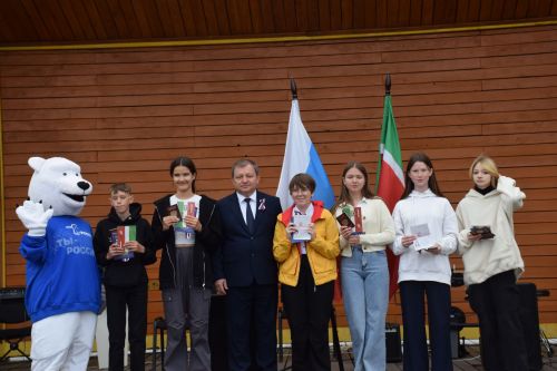 Глава Нурлатского района Дамир Ишкинеев вручил паспорта юным горожанам
