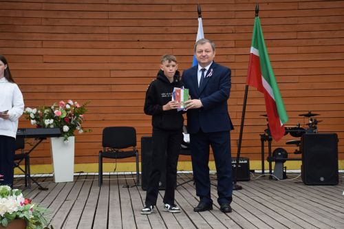 Глава Нурлатского района Дамир Ишкинеев вручил паспорта юным горожанам