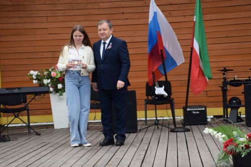 Глава Нурлатского района Дамир Ишкинеев вручил паспорта юным горожанам