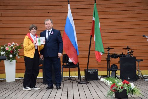 Глава Нурлатского района Дамир Ишкинеев вручил паспорта юным горожанам