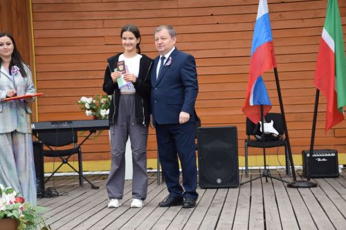 Глава Нурлатского района Дамир Ишкинеев вручил паспорта юным горожанам
