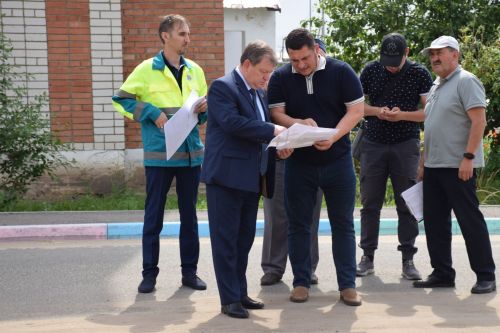 Глава Нурлатского района контролирует выполнение программы «Наш двор»