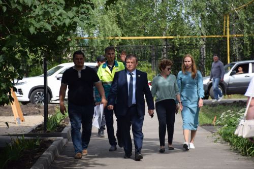 Глава Нурлатского района контролирует выполнение программы «Наш двор»