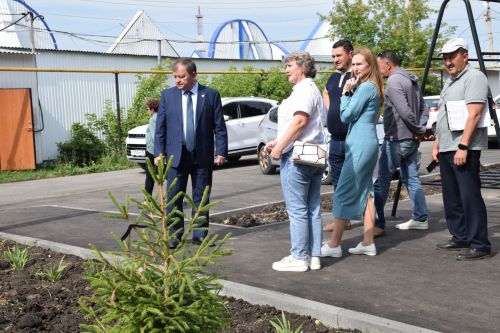 Глава Нурлатского района контролирует выполнение программы «Наш двор»