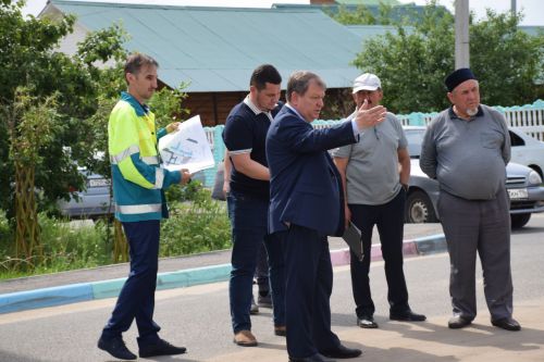 Глава Нурлатского района контролирует выполнение программы «Наш двор»
