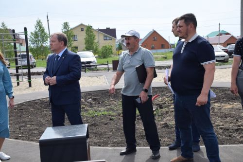 Глава Нурлатского района контролирует выполнение программы «Наш двор»