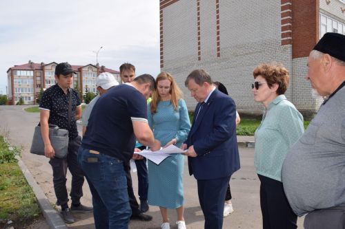 Глава Нурлатского района контролирует выполнение программы «Наш двор»