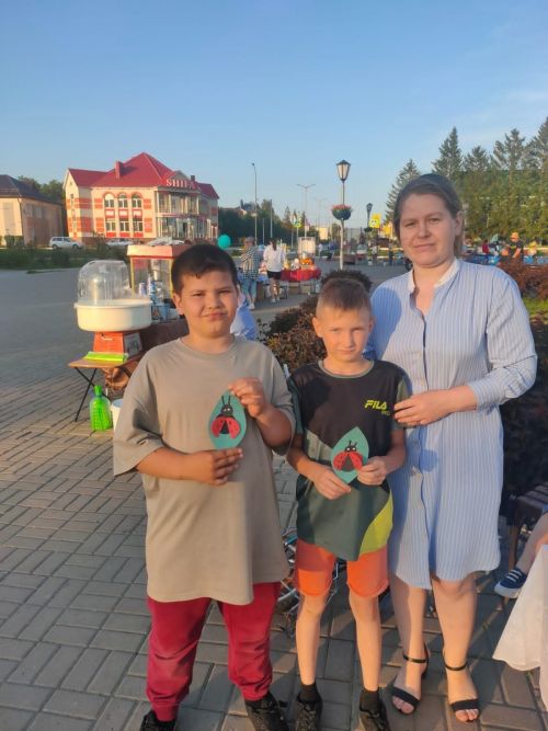 Сотрудники детского сада «Росинка» научили всех желающих изготавливать поделку «Божья коровка»