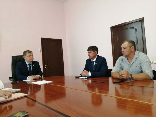 Нурлатцы готовят к отправке в зону СВО два автомобиля