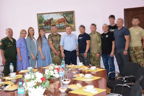 Дамир Ишкинеев встретился с мобилизованными, прибывшими в краткосрочный отпуск