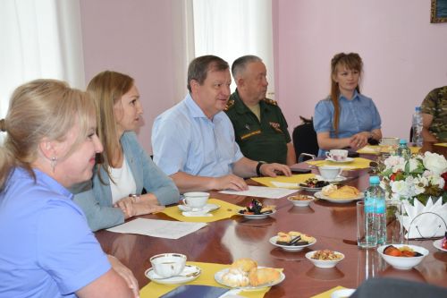 Дамир Ишкинеев встретился с мобилизованными, прибывшими в краткосрочный отпуск