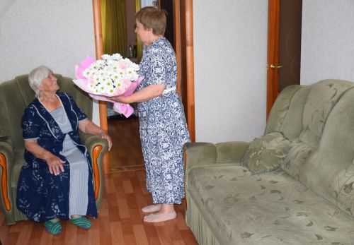 Елену Мельникову с 95-летием поздравил глава Нурлатского района