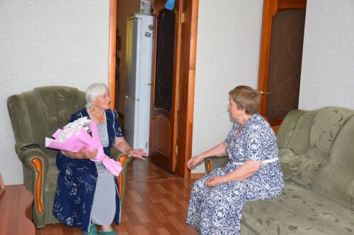 Елену Мельникову с 95-летием поздравил глава Нурлатского района