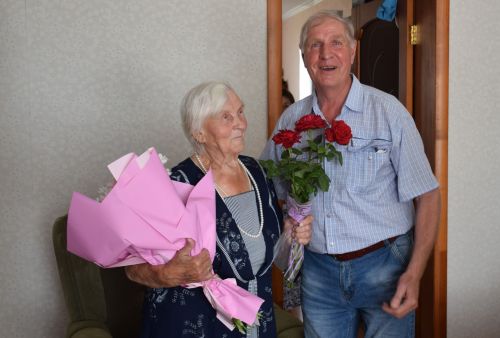 Елену Мельникову с 95-летием поздравил глава Нурлатского района