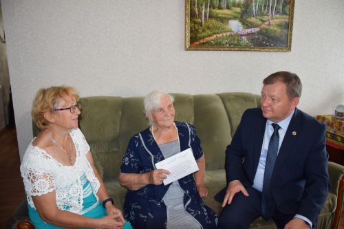 Елену Мельникову с 95-летием поздравил глава Нурлатского района