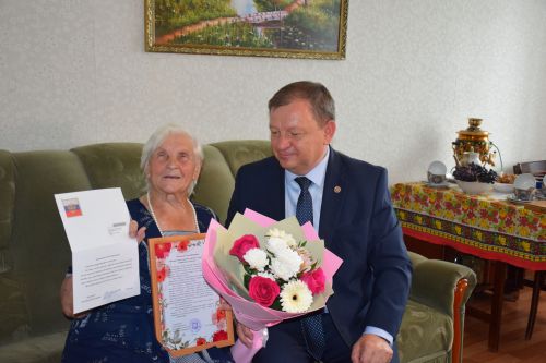 Елену Мельникову с 95-летием поздравил глава Нурлатского района