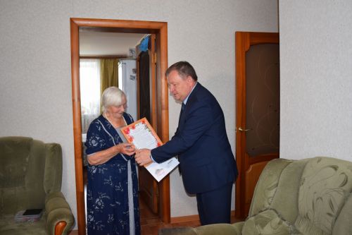 Елену Мельникову с 95-летием поздравил глава Нурлатского района