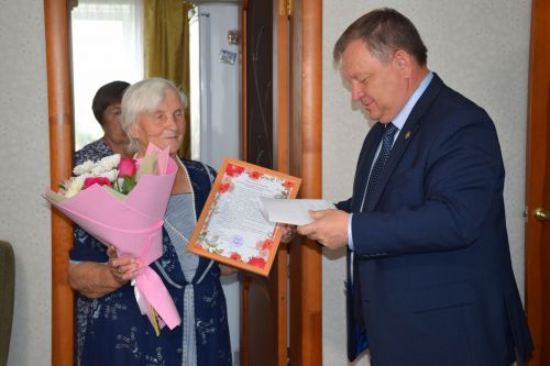 Елену Мельникову с 95-летием поздравил глава Нурлатского района