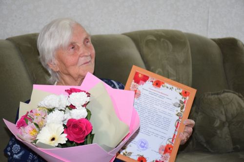 Елену Мельникову с 95-летием поздравил глава Нурлатского района