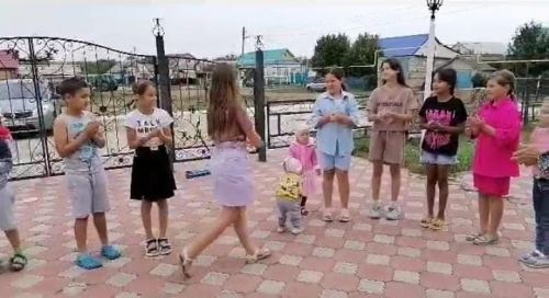 В деревне Светлое Озеро дети играют в игры своих бабушек