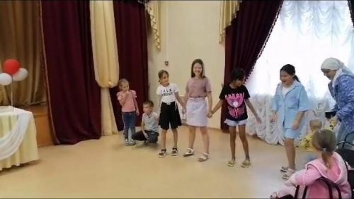 В деревне Светлое Озеро дети играют в игры своих бабушек