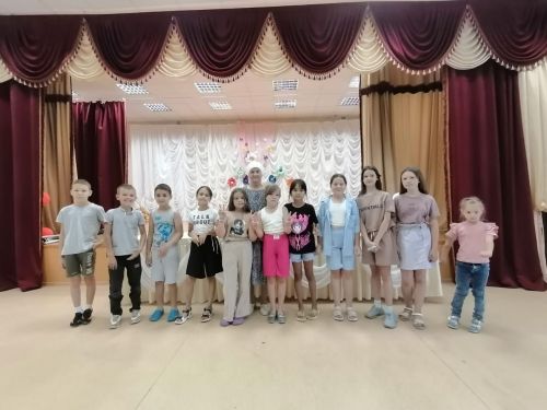 В деревне Светлое Озеро дети играют в игры своих бабушек