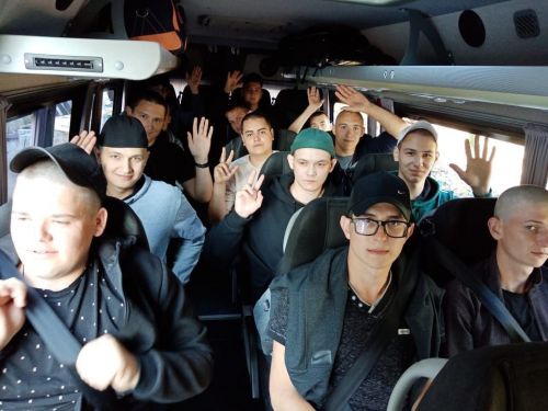 Еще одна группа из 18 нурлатских призывников отправились служить в армию