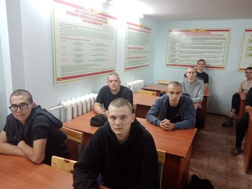 Еще одна группа из 18 нурлатских призывников отправились служить в армию
