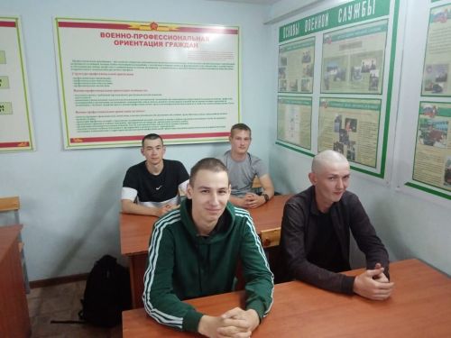 Еще одна группа из 18 нурлатских призывников отправились служить в армию