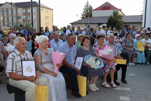 В сквере «Театральный» прошел праздник, посвященный Дню семьи, любви и верности