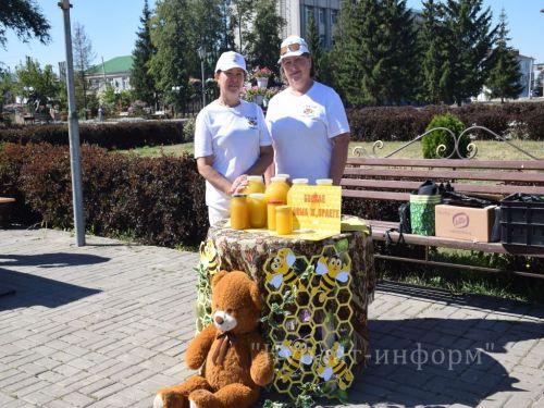На центральной площади прошел третий фестиваль меда «Нурлатский мед»