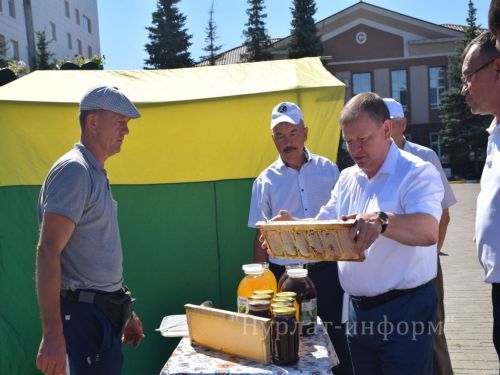 На центральной площади прошел третий фестиваль меда «Нурлатский мед»