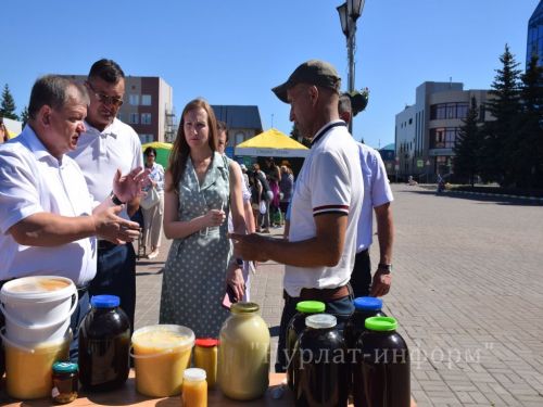 На центральной площади прошел третий фестиваль меда «Нурлатский мед»