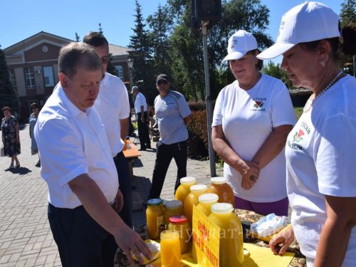 На центральной площади прошел третий фестиваль меда «Нурлатский мед»
