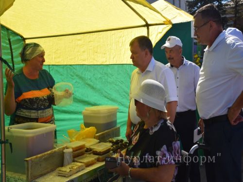 На центральной площади прошел третий фестиваль меда «Нурлатский мед»