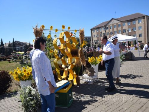 На центральной площади прошел третий фестиваль меда «Нурлатский мед»