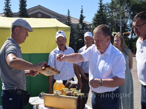 На центральной площади прошел третий фестиваль меда «Нурлатский мед»