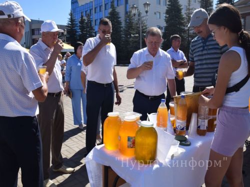 На центральной площади прошел третий фестиваль меда «Нурлатский мед»