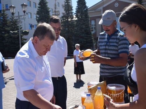 На центральной площади прошел третий фестиваль меда «Нурлатский мед»