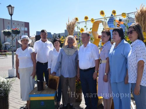На центральной площади прошел третий фестиваль меда «Нурлатский мед»