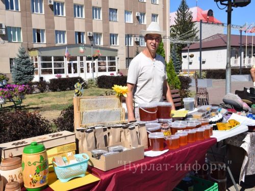 На центральной площади прошел третий фестиваль меда «Нурлатский мед»