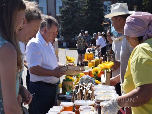 На центральной площади прошел третий фестиваль меда «Нурлатский мед»