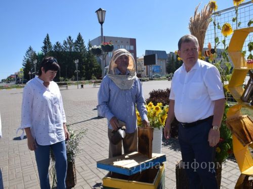На центральной площади прошел третий фестиваль меда «Нурлатский мед»