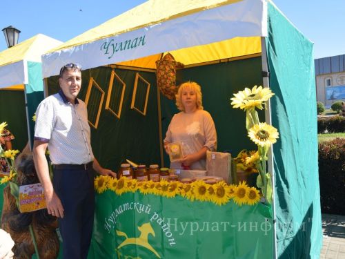 На центральной площади прошел третий фестиваль меда «Нурлатский мед»
