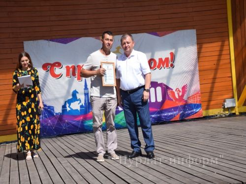 На центральной площади прошел третий фестиваль меда «Нурлатский мед»
