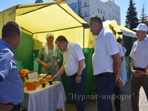 На центральной площади прошел третий фестиваль меда «Нурлатский мед»