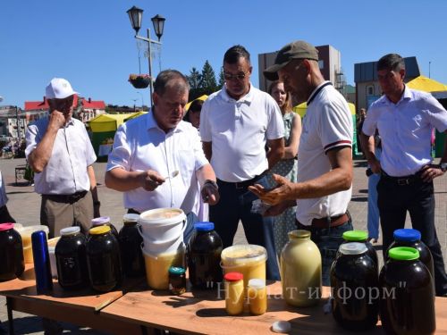 На центральной площади прошел третий фестиваль меда «Нурлатский мед»